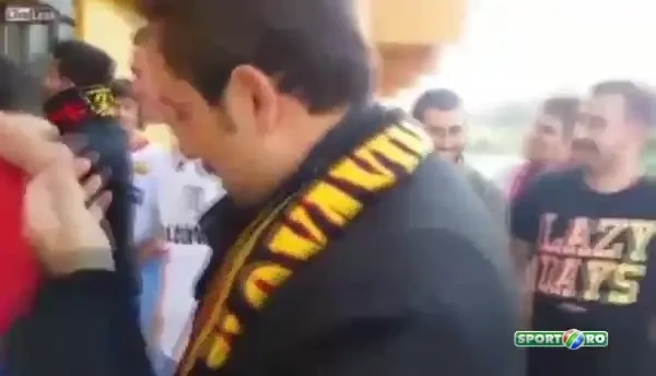 Un suporter al Galatei la controlul de la portile stadionului! Record mondial: Cate sticle de bere a putut sa ascunda sub geaca :)