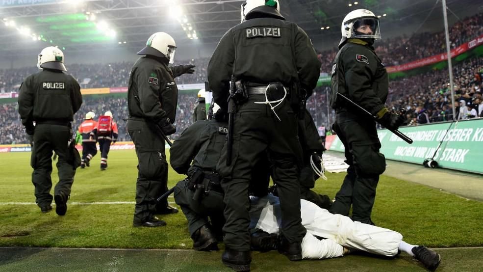 FOTO Incidente grave in Germania! 30 de anarhisti MASCATI au patruns pe gazon si au oprit meciul: 
