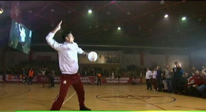 Cele mai frumoase imagini din fotbalul romanesc in 2015! Show fermecator facut de rapidisti in sala Giulesti: VIDEO