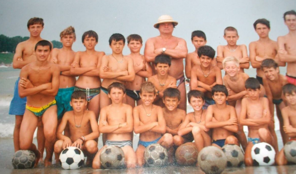 NU iti dai seama ce fotbalist de nationala e in poza asta! :) Cum a inceput fotbalul primul titular al Romaniei