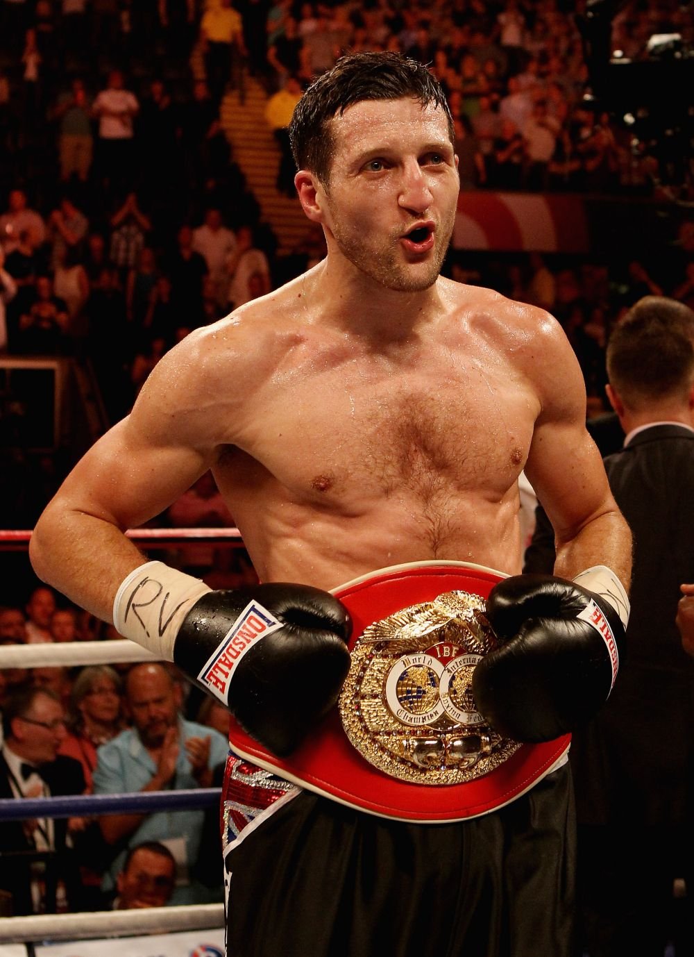 Carl Froch i-a taiat rasuflarea iubitei sale chiar de Valentine's Day! Nu insa asa cum o face cu adversarii sai :)) 