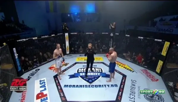 Alexandru Mezei castiga primul meci al galei de la Brasov, dupa o decizie unanima a arbitrilor!