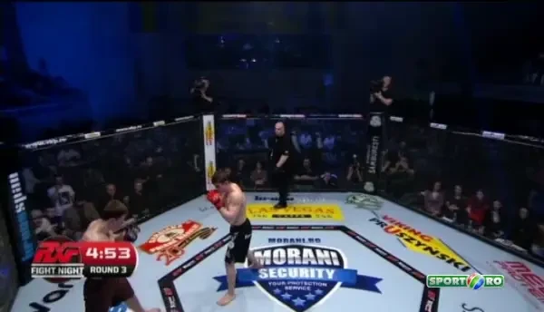 KO senzational! Dinu Bucalet il stranguleaza pe Dumitru Bostan in repriza a treia si castiga meciul!