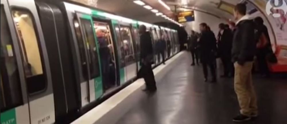 SCENE SOCANTE la metroul din Paris! Fanii lui Chelsea au jignit un barbat de culoare! L-au dat afara din metrou! VIDEO