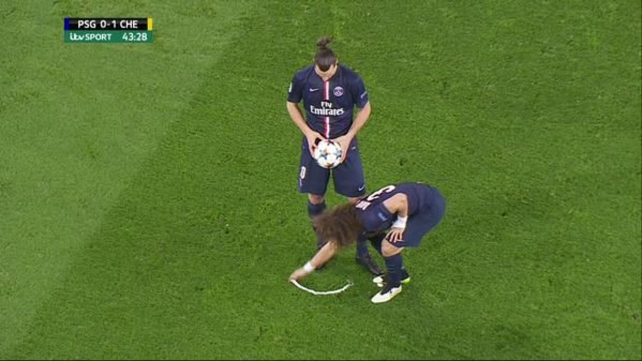 MAGIA lui David Luiz! Brazilianul a mutat o lovitura libera marcata cu spray-ul de arbitru. Cele mai tari reactii_5
