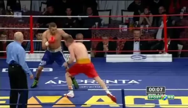 Faza anului in box vine din Romania! Cum a cazut in CAP acest arbitru in timpul luptei fara sa fie atins! Toata sala a ras. VIDEO