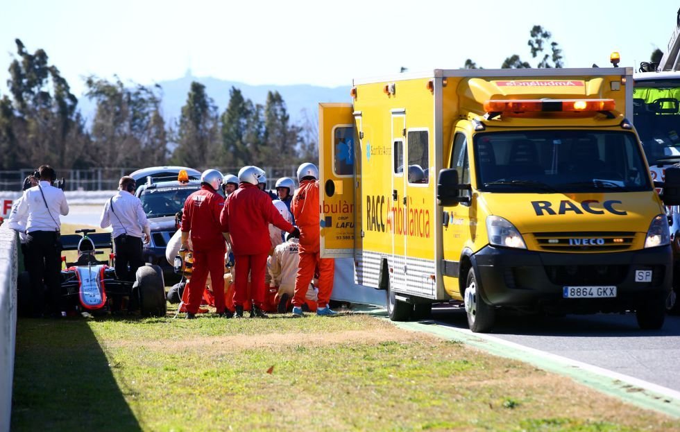 FOTO Accident GRAV pentru Alonso la Barcelona! A fost transportat cu elicopterul la spital: 