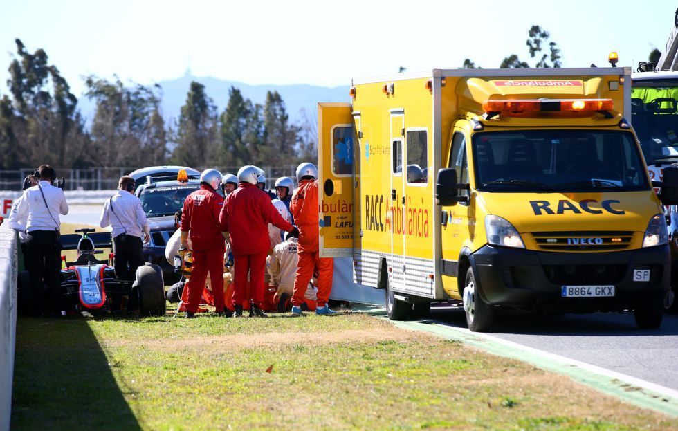 FOTO Accident GRAV pentru Alonso la Barcelona! A fost transportat cu elicopterul la spital: