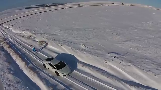 VIDEO Lamborghini, cea mai tare sanie! Cum sa faci snowboard cu o masina de 200.000 de euro!&nbsp;