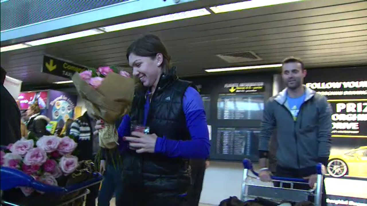 FOTO Simona Halep a revenit in tara: