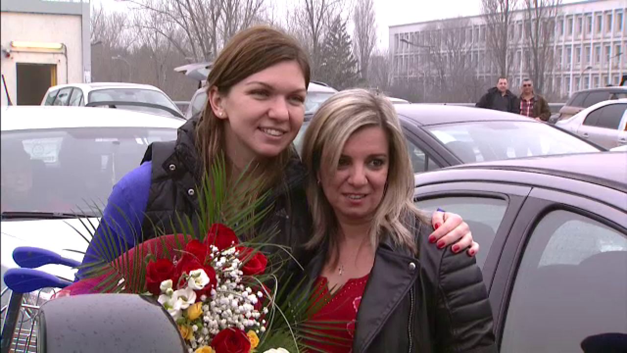 FOTO Simona Halep a revenit in tara: