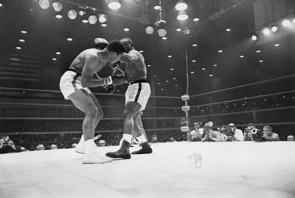 Manusile cu care Muhammad Ali a dat unul dintre cele mai tari KO-uri din istorie, vandute pentru o suma fabuloasa! Cati bani a dat un milionar pe ele_2