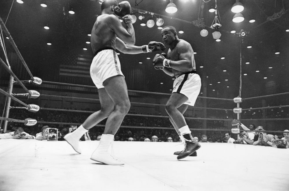 Manusile cu care Muhammad Ali a dat unul dintre cele mai tari KO-uri din istorie, vandute pentru o suma fabuloasa! Cati bani a dat un milionar pe ele_3