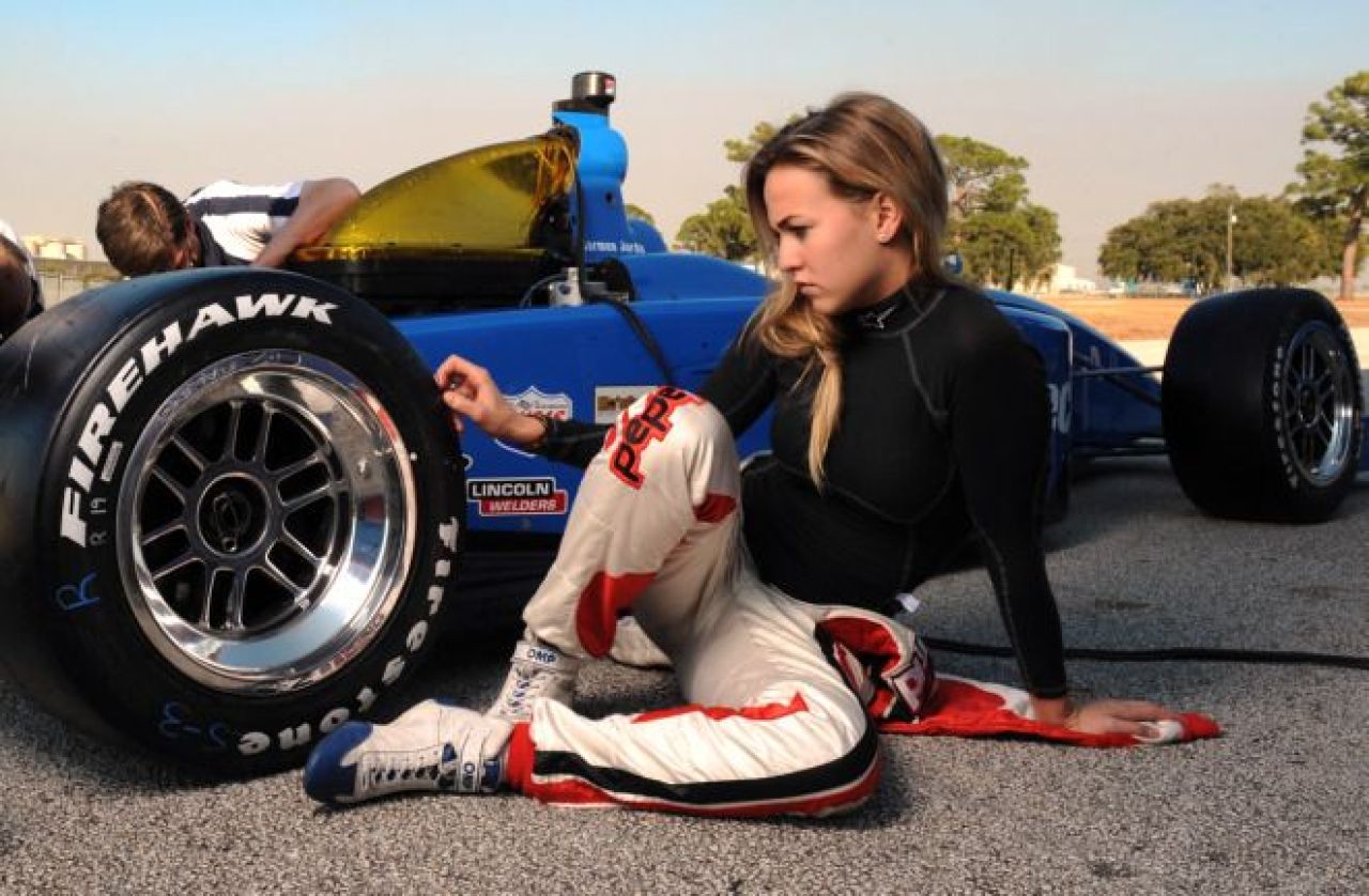 Carmen Jorda, noul diamant din Formula 1! Este de departe cea mai sexy soferita din istoria F1! GALERIE FOTO_1