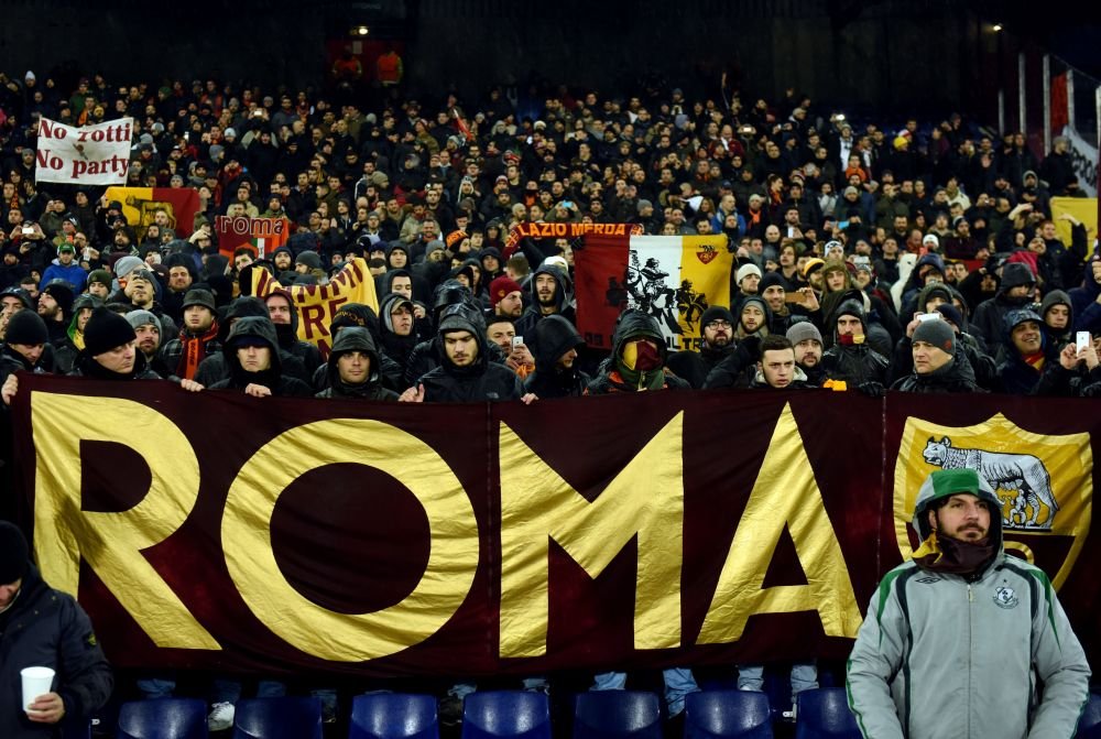 INCREDIBIL! Scene teribile la Feyenoord - AS Roma! Ultrasii au aruncat cu o banana gonflabila in teren! VIDEO_3