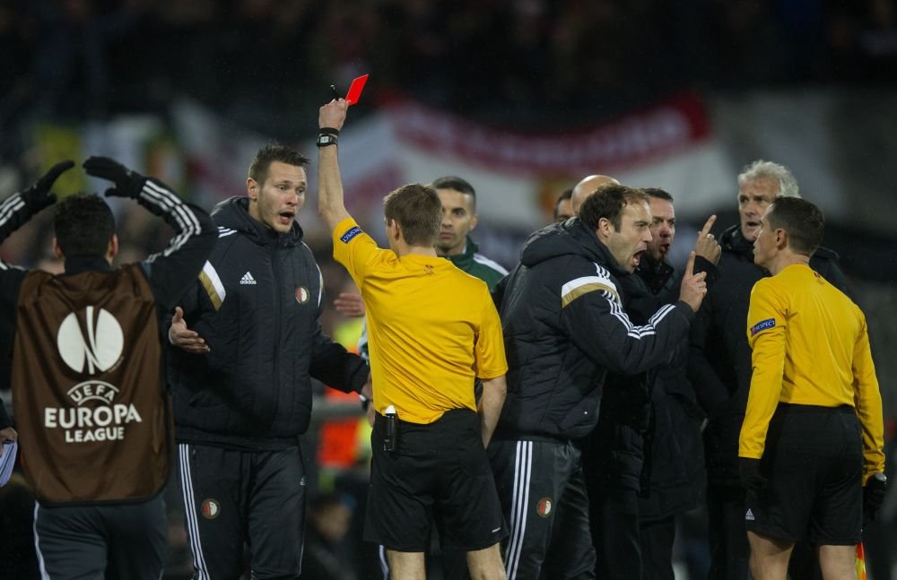 INCREDIBIL! Scene teribile la Feyenoord - AS Roma! Ultrasii au aruncat cu o banana gonflabila in teren! VIDEO_4