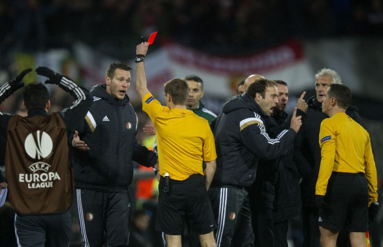INCREDIBIL! Scene teribile la Feyenoord - AS Roma! Ultrasii au aruncat cu o banana gonflabila in teren! VIDEO_4