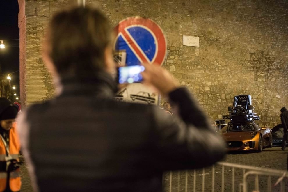 FOTO Bond si-a gasit rivalul: gropile din Roma! Actorul Daniel Craig, accidentat in timpul filmarilor pentru noul 007!_5