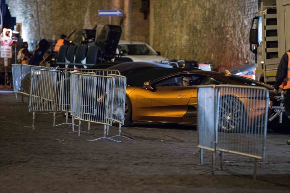 FOTO Bond si-a gasit rivalul: gropile din Roma! Actorul Daniel Craig, accidentat in timpul filmarilor pentru noul 007!_7