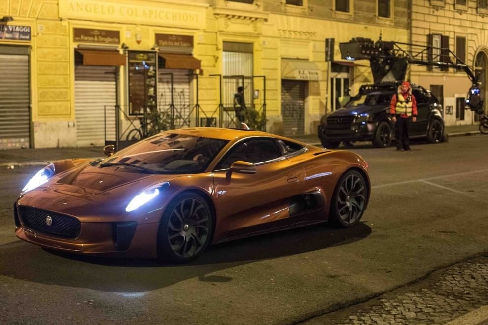 FOTO Bond si-a gasit rivalul: gropile din Roma! Actorul Daniel Craig, accidentat in timpul filmarilor pentru noul 007!_9