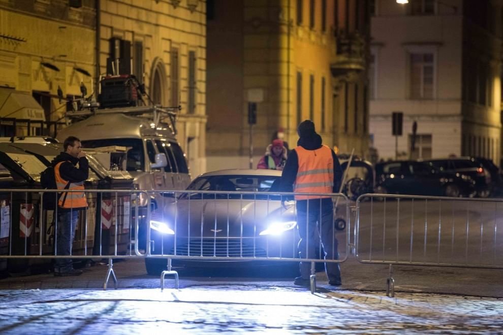 FOTO Bond si-a gasit rivalul: gropile din Roma! Actorul Daniel Craig, accidentat in timpul filmarilor pentru noul 007!_17
