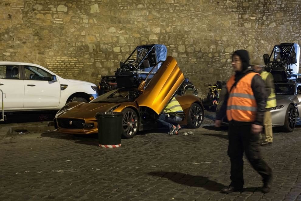 FOTO Bond si-a gasit rivalul: gropile din Roma! Actorul Daniel Craig, accidentat in timpul filmarilor pentru noul 007!_19