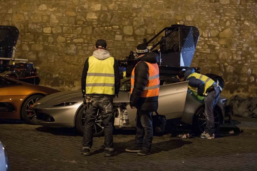 FOTO Bond si-a gasit rivalul: gropile din Roma! Actorul Daniel Craig, accidentat in timpul filmarilor pentru noul 007!_20