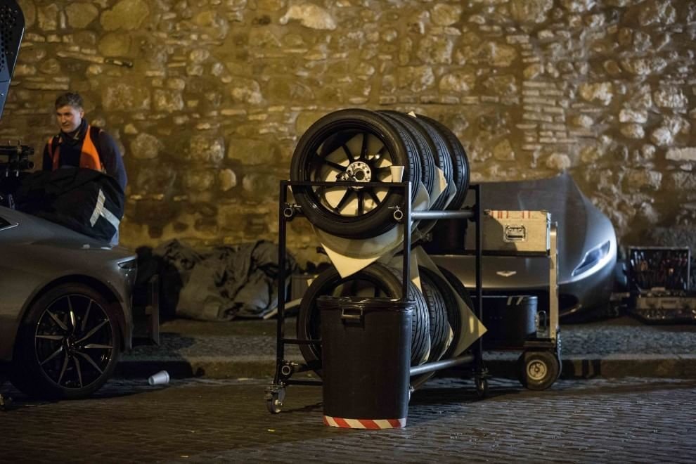 FOTO Bond si-a gasit rivalul: gropile din Roma! Actorul Daniel Craig, accidentat in timpul filmarilor pentru noul 007!_22