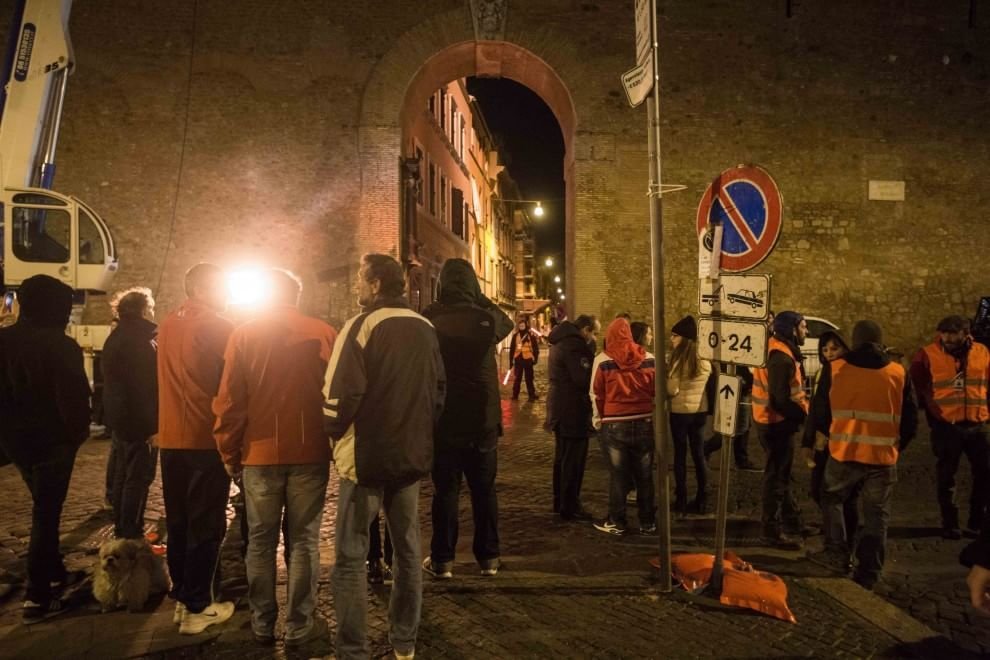 FOTO Bond si-a gasit rivalul: gropile din Roma! Actorul Daniel Craig, accidentat in timpul filmarilor pentru noul 007!_25