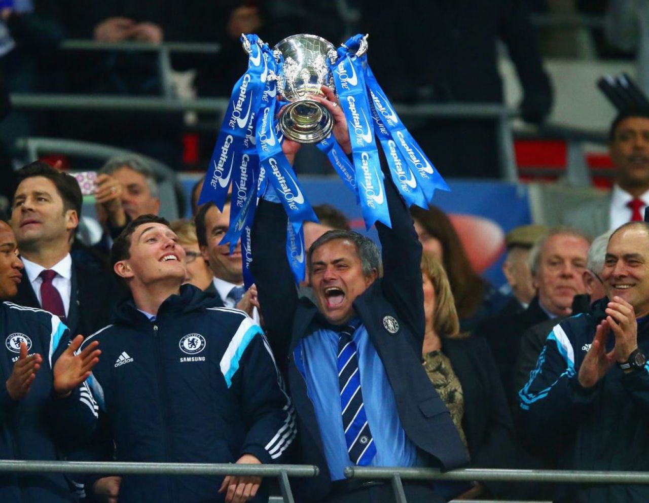 Mister SHOW: Jose Mourinho a dat recital in finala Cupei Ligii! S-a aruncat pe teren si a udat o camera care il filma! :) VIDEO _1
