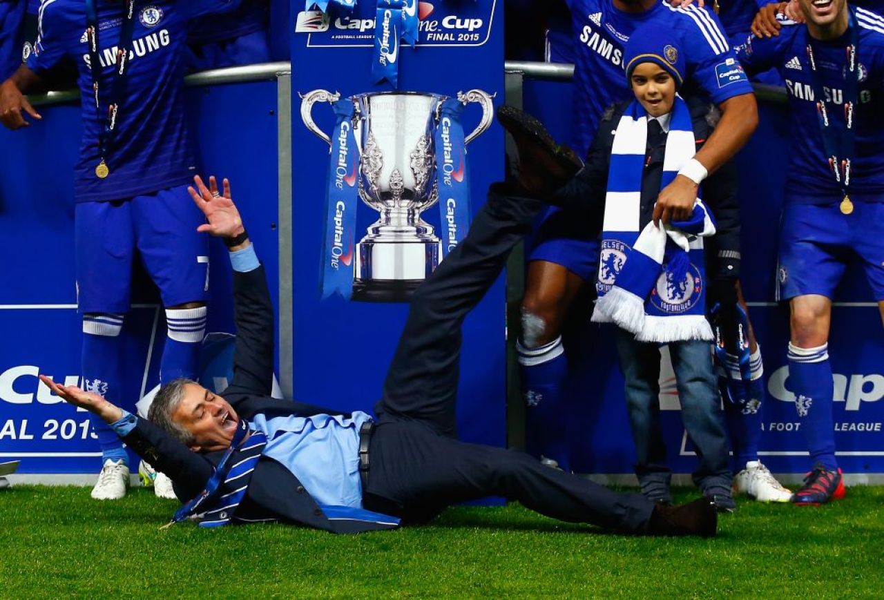 Mister SHOW: Jose Mourinho a dat recital in finala Cupei Ligii! S-a aruncat pe teren si a udat o camera care il filma! :) VIDEO _2