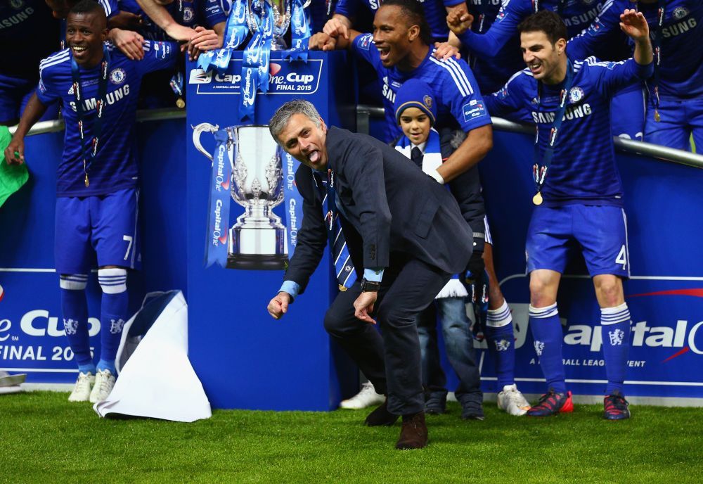 Mister SHOW: Jose Mourinho a dat recital in finala Cupei Ligii! S-a aruncat pe teren si a udat o camera care il filma! :) VIDEO _3