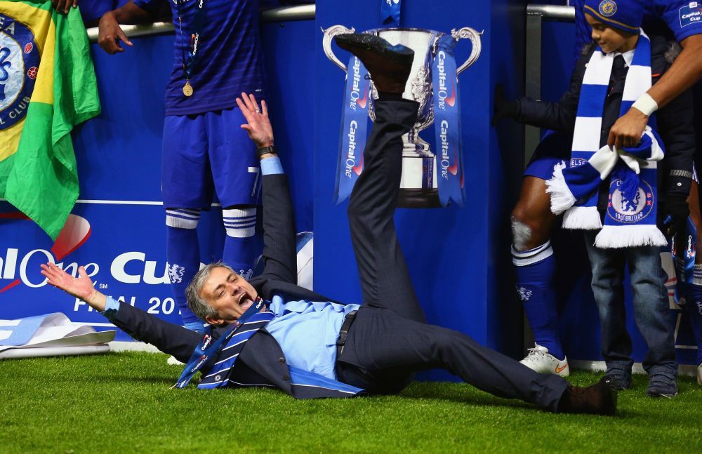 Mister SHOW: Jose Mourinho a dat recital in finala Cupei Ligii! S-a aruncat pe teren si a udat o camera care il filma! :) VIDEO _4