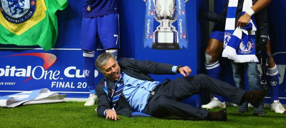 Mister SHOW: Jose Mourinho a dat recital in finala Cupei Ligii! S-a aruncat pe teren si a udat o camera care il filma! :) VIDEO _5
