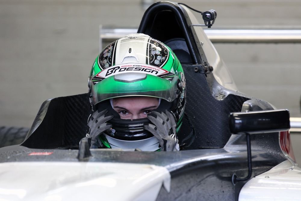 Are 15 ani si este prima femeie pilot din Romania care viseaza la Formula 1. Ce performanta a atins_4