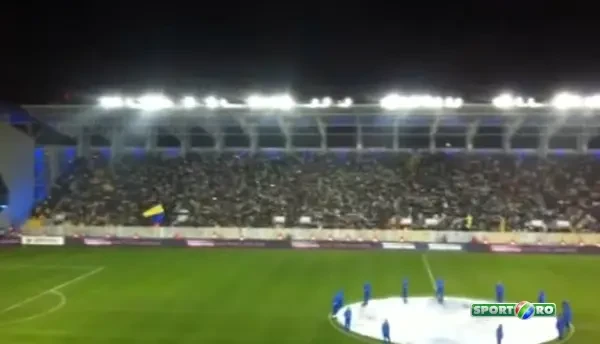 Fanii Petrolului canta imnul inaintea meciului cu Steaua