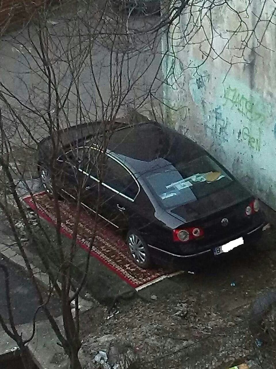 Faza INCREDIBILA intr-o parcare din Bucuresti! Ce are sub masina un sofer! Oare zboara? :) FOTO