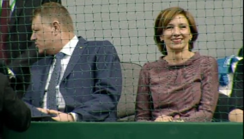 Imagini emotionante cu Klaus Iohannis la Cupa Davis. Cum a fost primit alaturi de Carmen Iohannis de o sala plina. FOTO
