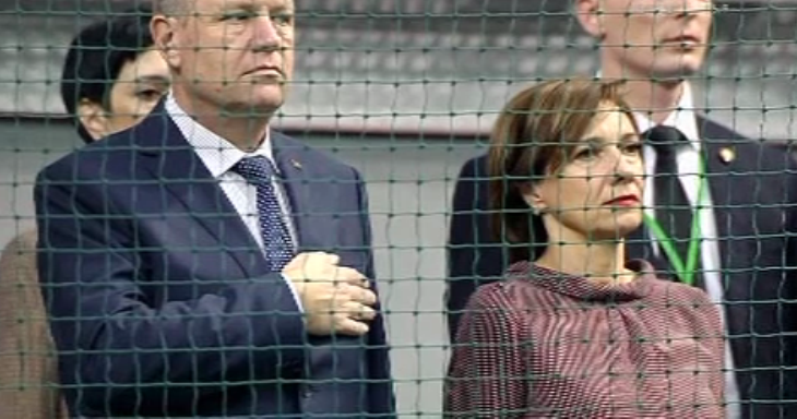 Imagini emotionante cu Klaus Iohannis la Cupa Davis. Cum a fost primit alaturi de Carmen Iohannis de o sala plina. FOTO_2