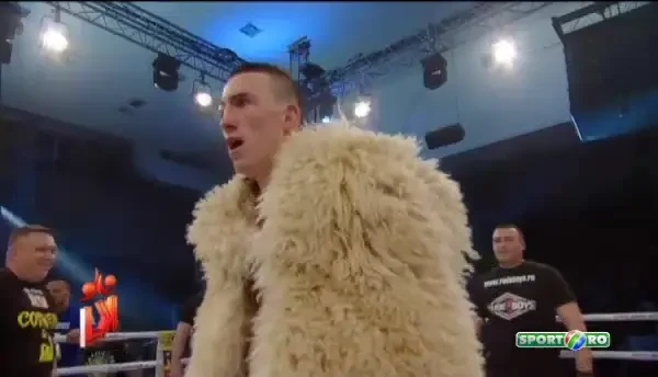 Asa ceva nu ai mai vazut intr-un ring! Ce a facut acest cioban dupa ce si-a batut adversarul! Toti spectatorii au inceput sa rada &ndash; VIDEO