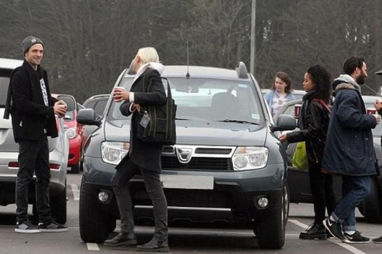 A facut milioane, dar prefera sa conduca un Duster! Ce actor celebru de la Hollywood a surprins in acest weekend: FOTO_3