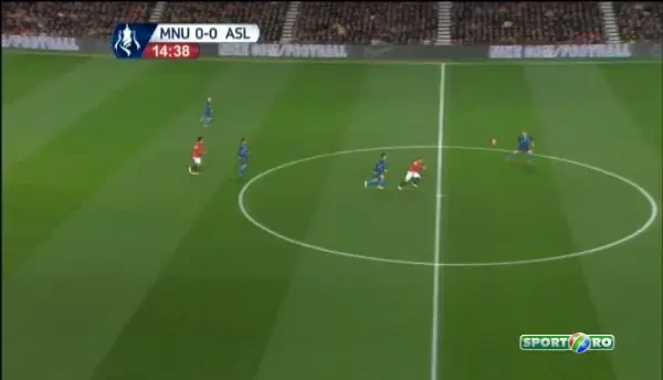 Tupeu incredibil pentru Szczesny, care a ales sa-l dribleze pe Rooney la 15 metri de poarta