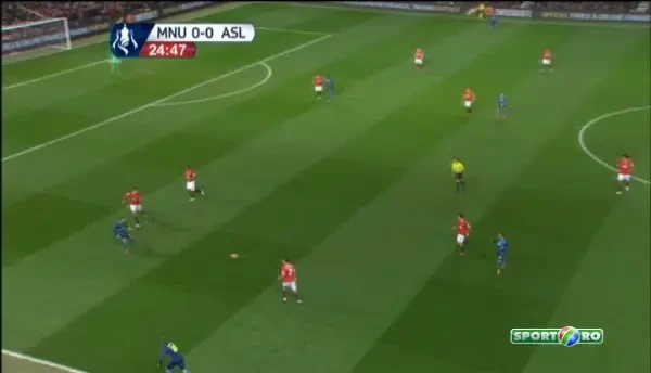 MAN. UNITED 0-1 ARSENAL. Oxlade-Chamberlain trece de trei jucatori de la Manchester United, ii paseaza lui Monreal in careu, care trimite la coltul scurt, pe langa De Gea