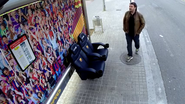 SENZATIE! Barca a mutat banca in statia de autobuz! Ce se intampla cu fanii care se aseaza pe scaun depaseste orice imaginatie