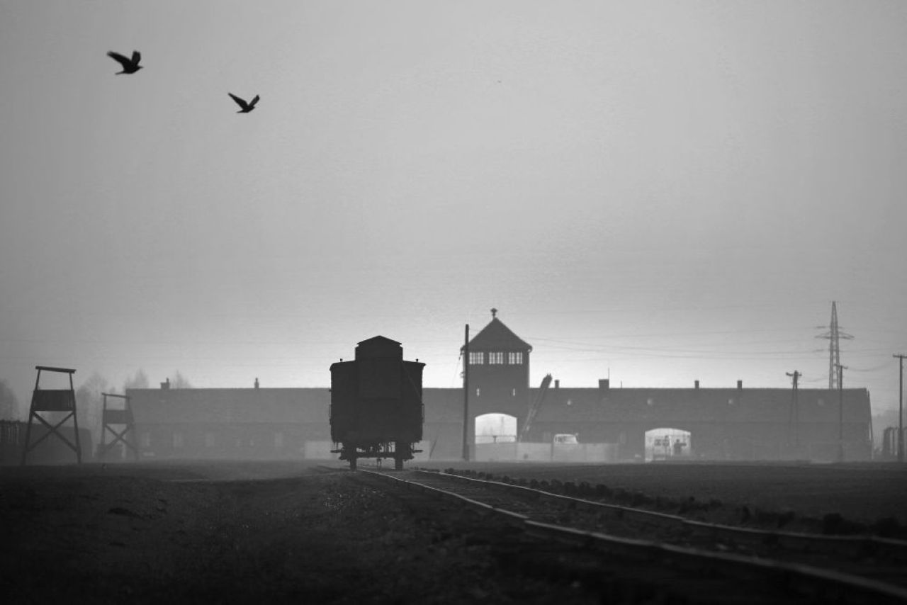 A FUGIT de nazisti si s-a ascuns ani de zile! NOROCUL i-a salvat familia, iar drama l-a ucis cand daduse totul pentru fotbal:_4