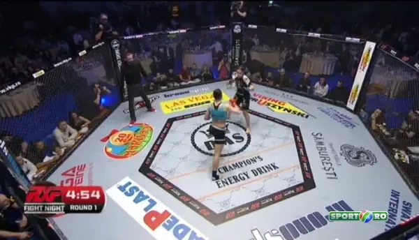 Este absolut fenomenal ce au facut fetele in cusca! Nici baietii nu se bat asa - 30 de secunde de INFERN! VIDEO FENOMENAL