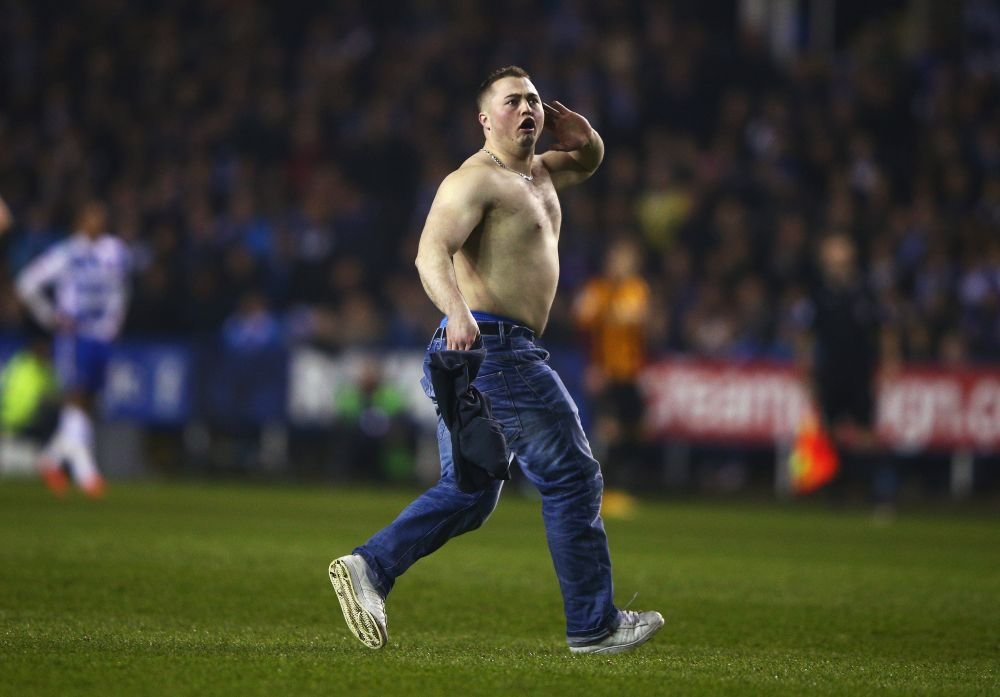 EPIC FAIL! :)) A intrat pe teren, apoi a inceput sa se dea peste cap! Cum arata cel mai ciudat 'pitch invader' din istorie! VIDEO_2