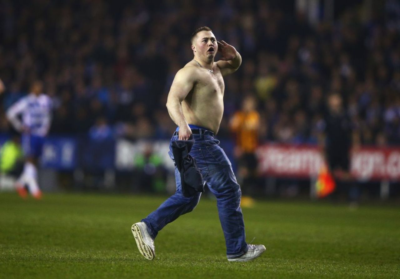 EPIC FAIL! :)) A intrat pe teren, apoi a inceput sa se dea peste cap! Cum arata cel mai ciudat 'pitch invader' din istorie! VIDEO_2