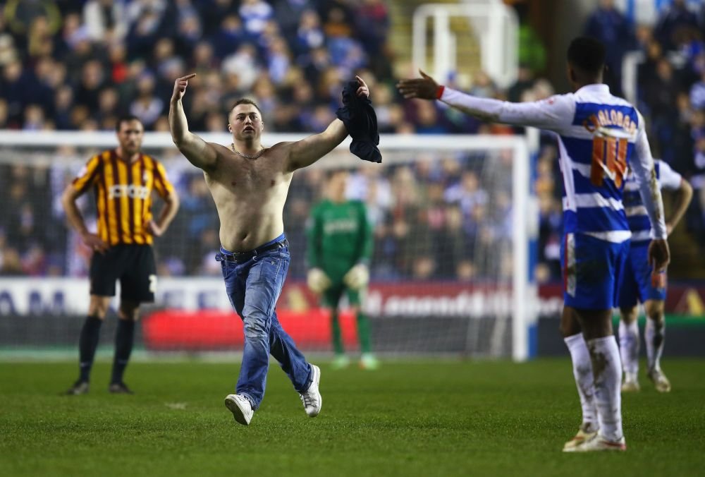 EPIC FAIL! :)) A intrat pe teren, apoi a inceput sa se dea peste cap! Cum arata cel mai ciudat 'pitch invader' din istorie! VIDEO_3