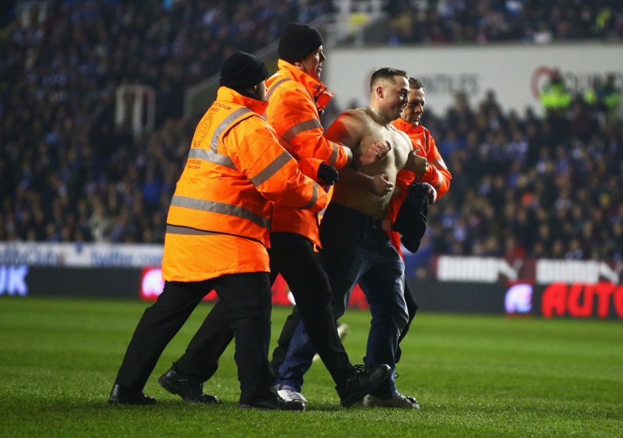 EPIC FAIL! :)) A intrat pe teren, apoi a inceput sa se dea peste cap! Cum arata cel mai ciudat 'pitch invader' din istorie! VIDEO_4
